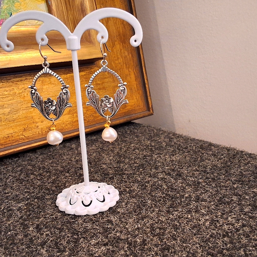 💥SALE💥Beautiful Silver Detailed Flower Dangle Earrings NEW